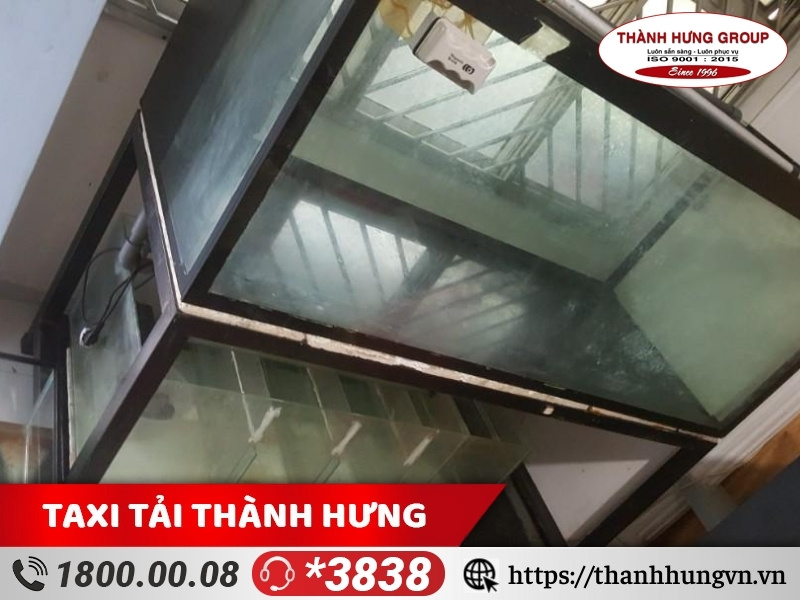 Tháo hết nước ra khỏi bể cho đỡ nặng