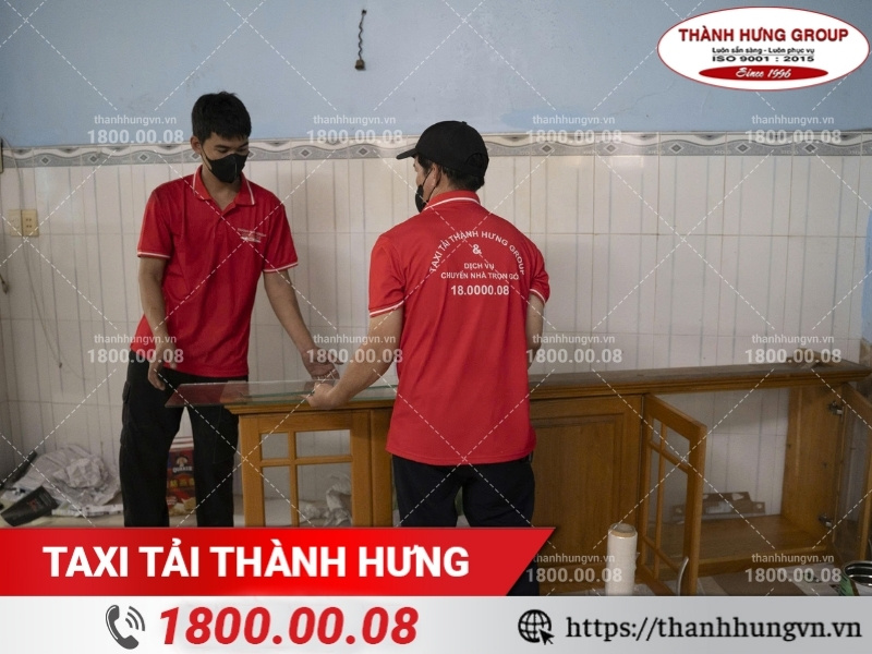 Tháo rời các bộ phận của tủ bếp.