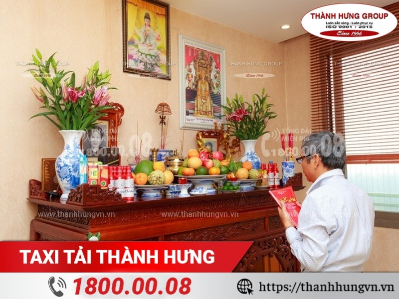 Thắp hương và khấn xin phép thần linh, gia tiên.