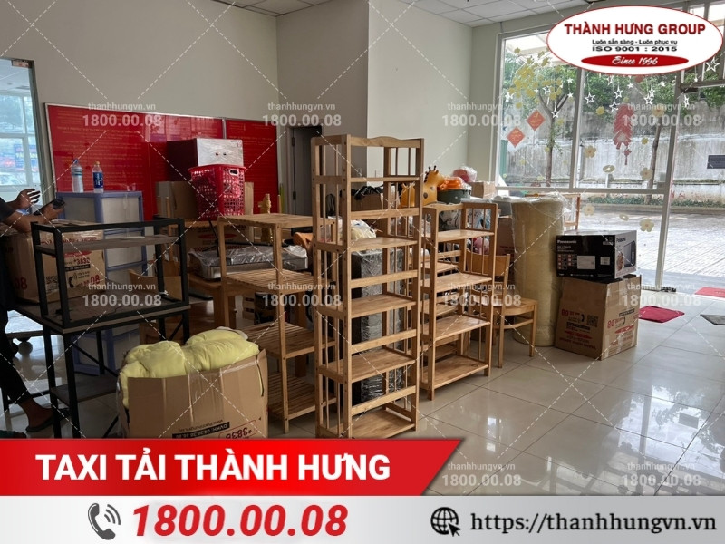Thu dọn đồ đạc để hoàn trả mặt bằng.