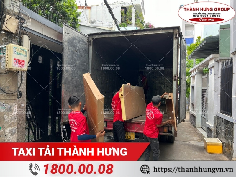 Nhân viên Thành Hưng bốc vác theo giờ tại hội chợ/ triển lãm.