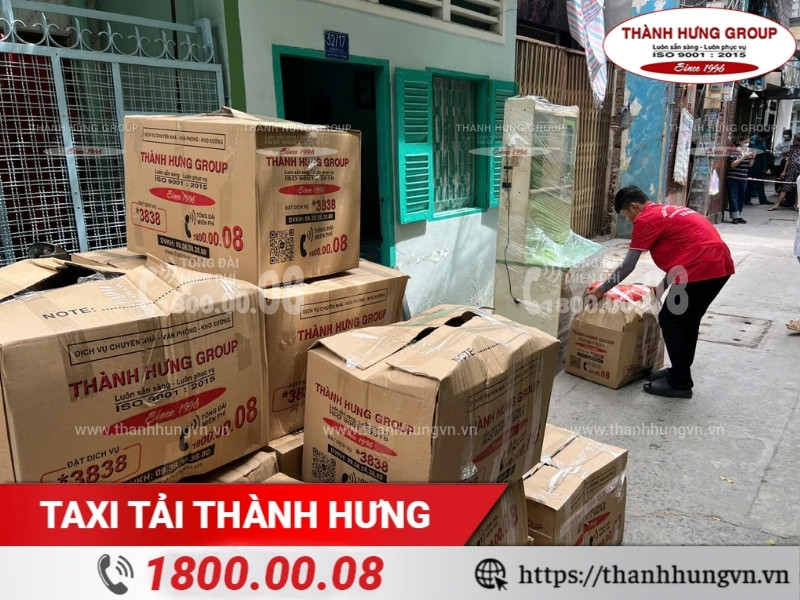 Thùng carton đóng gói đồ đạc chuyển nhà.