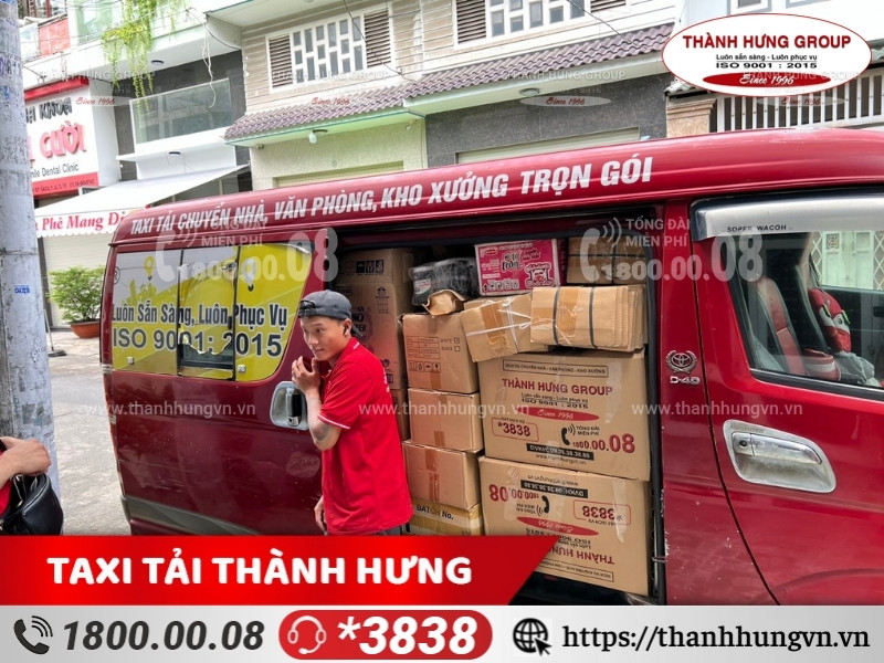 Thùng xe chắc chắn để bốc xếp hàng hóa.