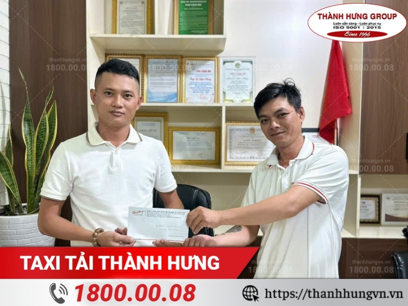 Trao thưởng chuyên viên khảo sát đạt thành tích tốt tháng 10/2025