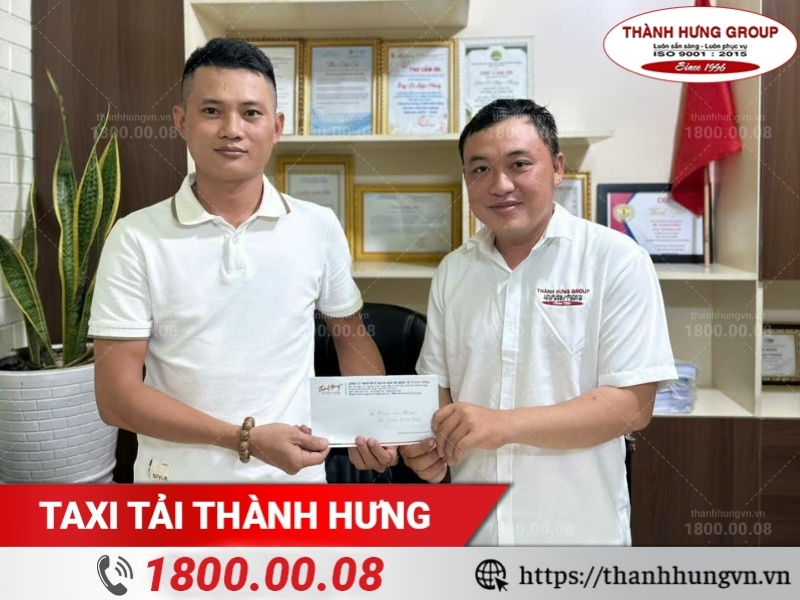 Trao thưởng chuyên viên khảo sát đạt thành tích tốt tháng 10/2025