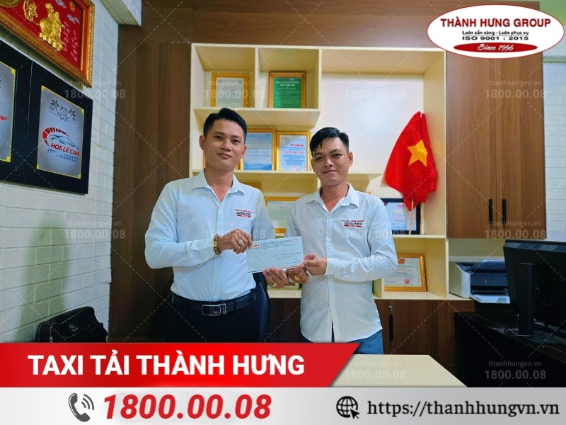 Trao thưởng chuyên viên khảo sát đạt thành tích tốt tháng 11/2025