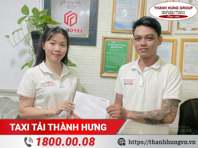 Trao thưởng chuyên viên khảo sát đạt thành tích tốt tháng 12/2024