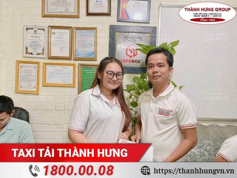 Trao thưởng chuyên viên khảo sát đạt thành tích tốt tháng 2/2025