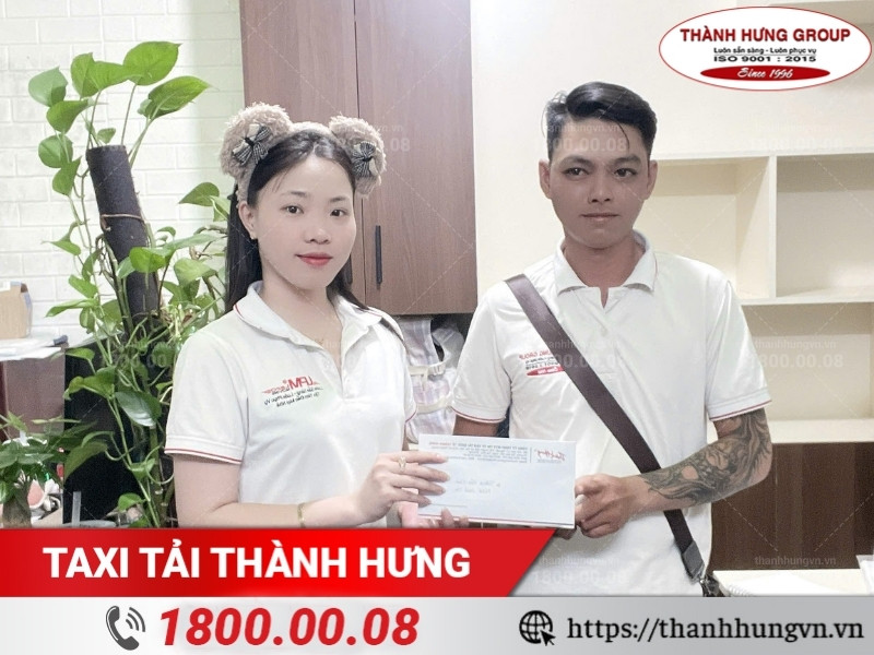 Trao thưởng chuyên viên khảo sát đạt thành tích tốt tháng 3/2025