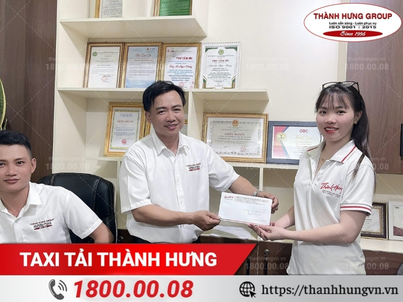 Trao thưởng chuyên viên khảo sát đạt thành tích tốt tháng 4/2025