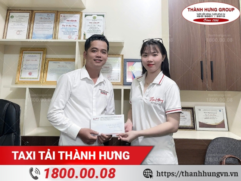 Trao thưởng chuyên viên khảo sát đạt thành tích tốt tháng 4/2025