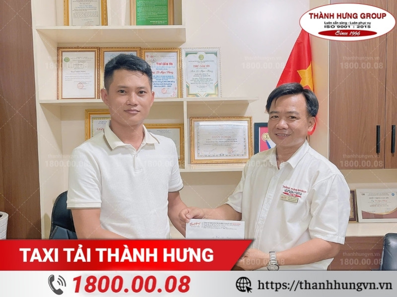 Trao thưởng chuyên viên khảo sát đạt thành tích tốt tháng 5/2025