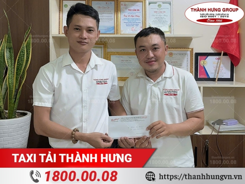Trao thưởng chuyên viên khảo sát đạt thành tích tốt tháng 6/2025
