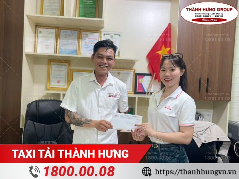 Trao thưởng chuyên viên khảo sát đạt thành tích tốt tháng 7/2025