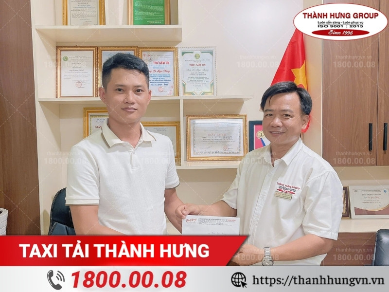 Trao thưởng chuyên viên khảo sát đạt thành tích tốt tháng 8/2025