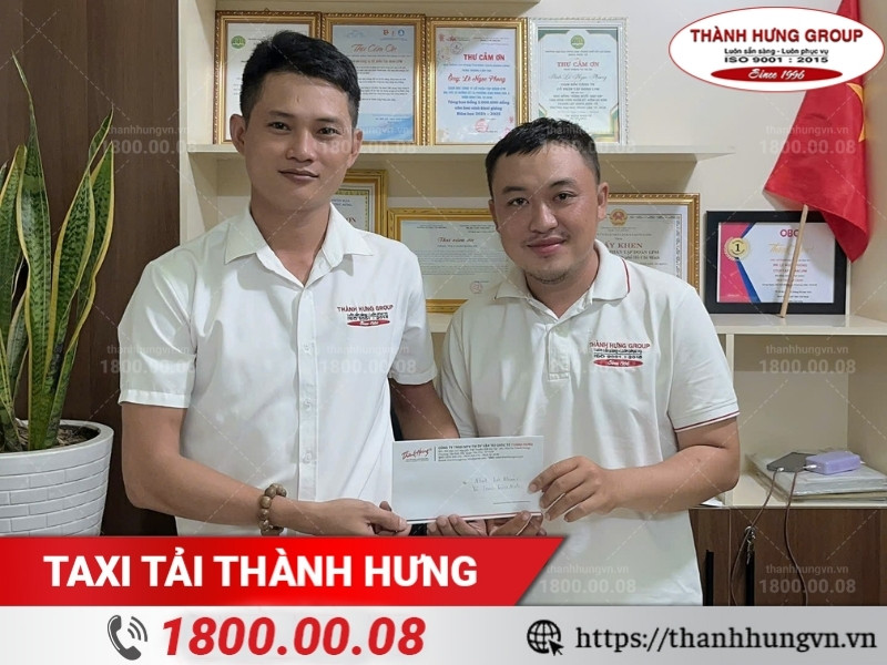 Trao thưởng chuyên viên khảo sát đạt thành tích tốt tháng 9/2025