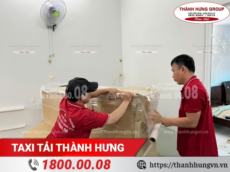 Đội ngũ nhân viên Thành Hưng tiến hành dọn chuyển nhà an toàn nhanh chóng