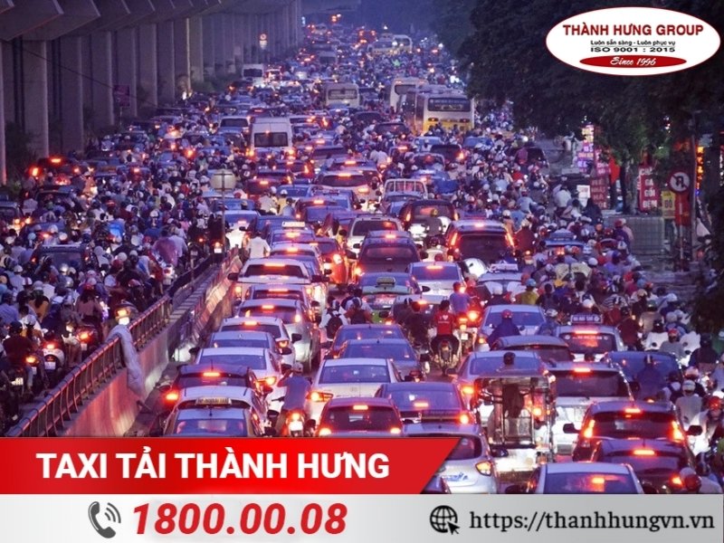 Tình trạng kẹt xe buổi tối tại Hà Nội.