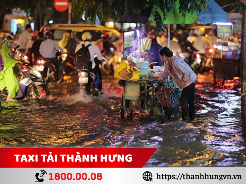 Ngập nước gây cản trở vận chuyển đồ đạc, hàng hóa