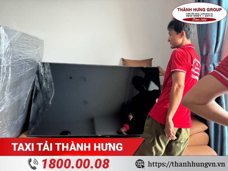 Tivi được nhân sự Thành Hưng đóng gói cẩn thận khi chuyển nhà.