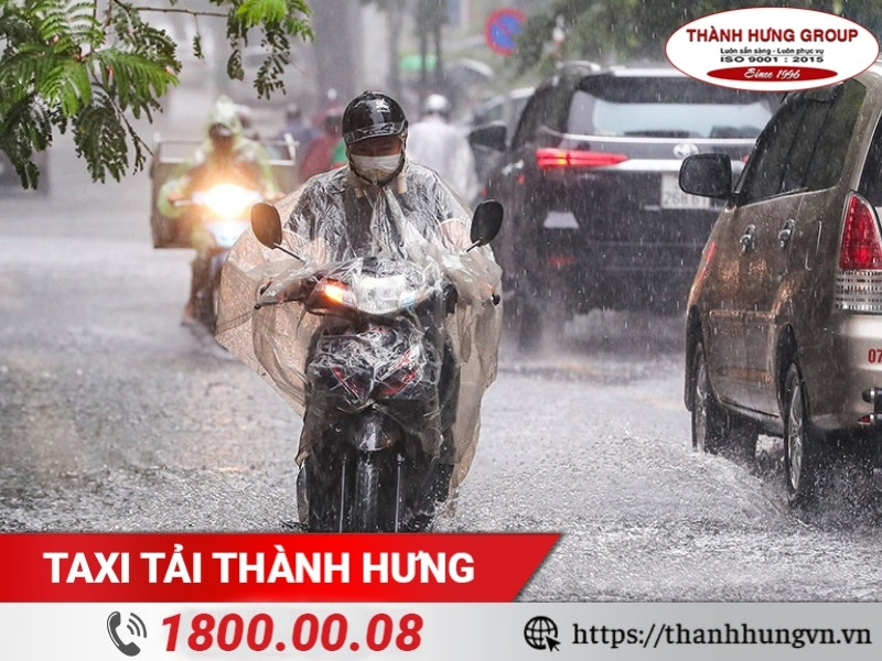 Tránh đi qua những tuyến đường tắc/ đường ngập khi chuyển nhà mùa mưa.
