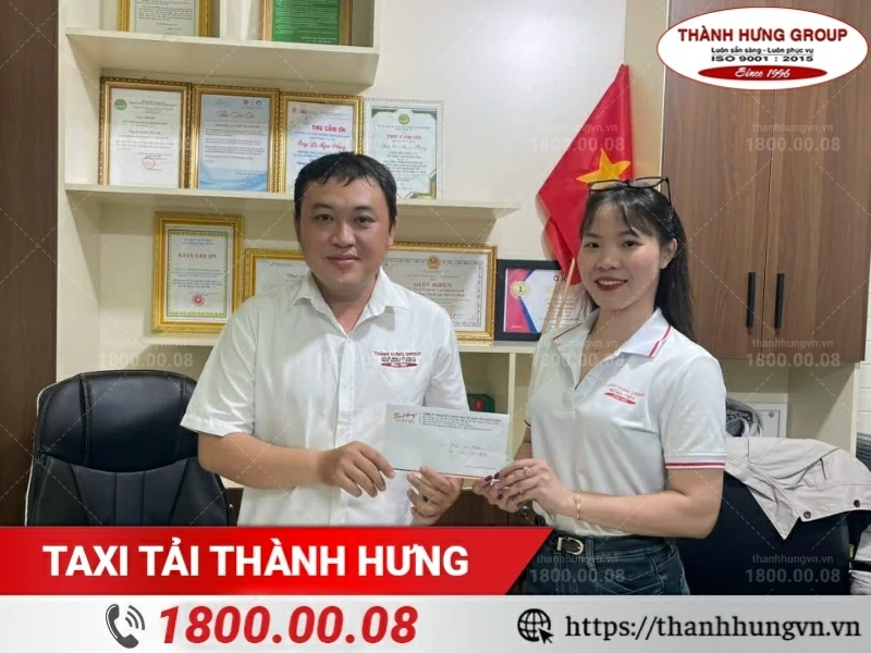 Trao thưởng chuyên viên khảo sát đạt thành tích tốt tháng 7/2025