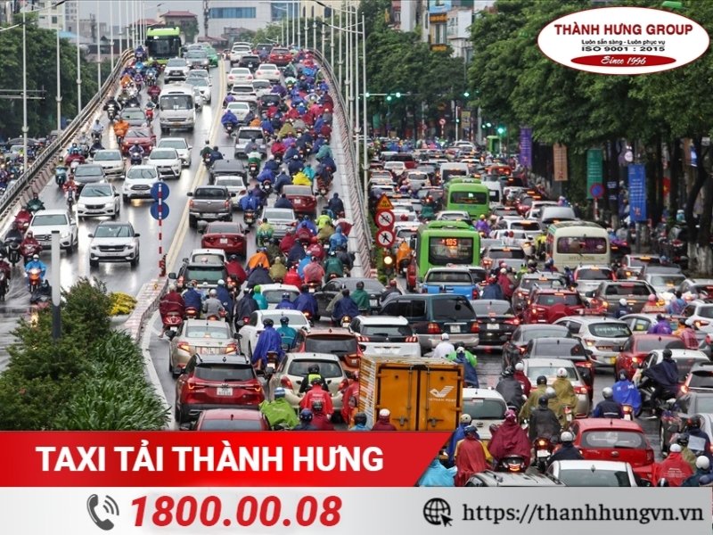 Trời mưa, tình trạng ùn tắc giao thông tại Hà Nội càng nghiêm trọng.