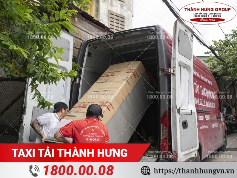 Tủ lạnh được sắp xếp khoa học, cố định chắc chắn trong thùng xe tải.