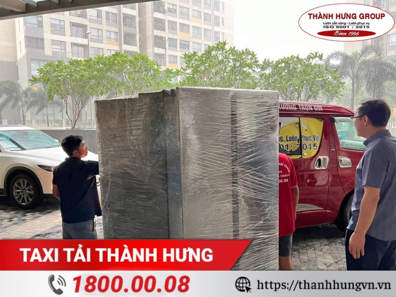Tủ lạnh luôn được giữ ở tư thế thẳng đứng khi vận chuyển.