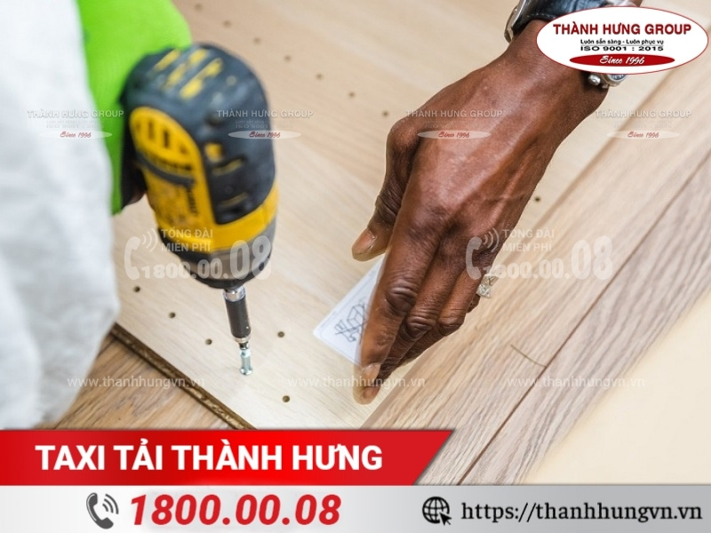 Tua vít, máy khoan… là những dụng cụ cơ bản cần chuẩn bị để tháo lắp bàn ghế văn phòng.