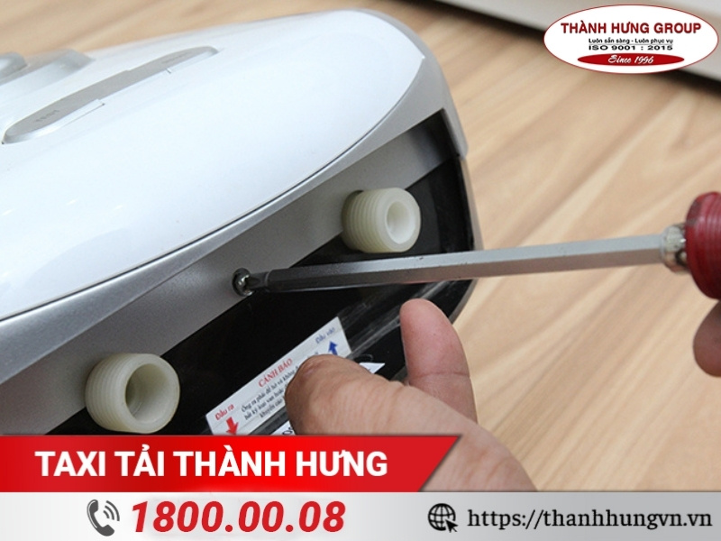 Tua vít tháo lắp máy nước nóng cơ bản.