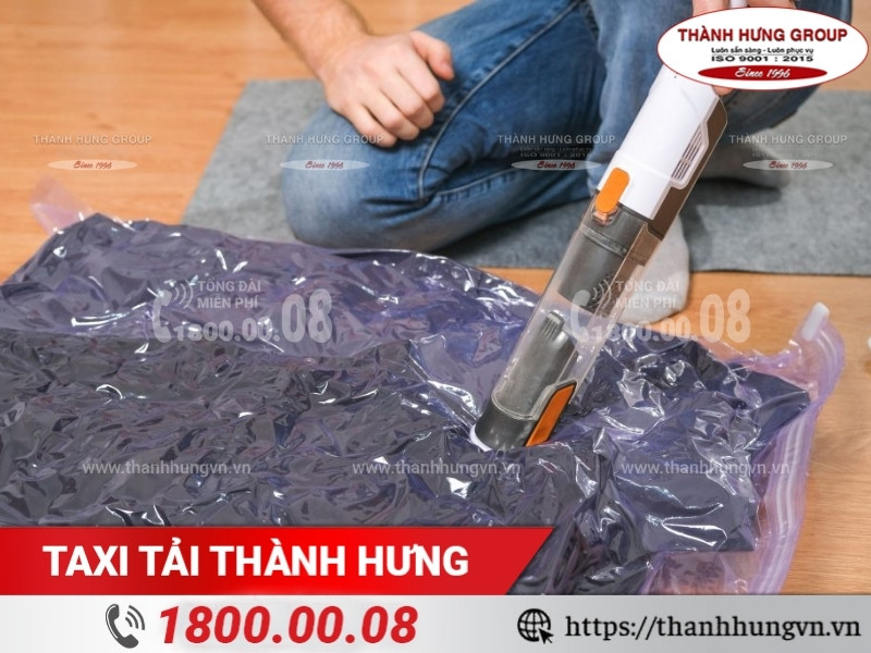 Túi hút chân không đóng gói quần áo chuyển nhà.