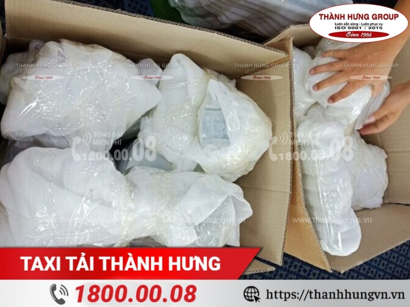 Từng sản phẩm được đóng gói riêng trước khi xếp vào thùng carton.