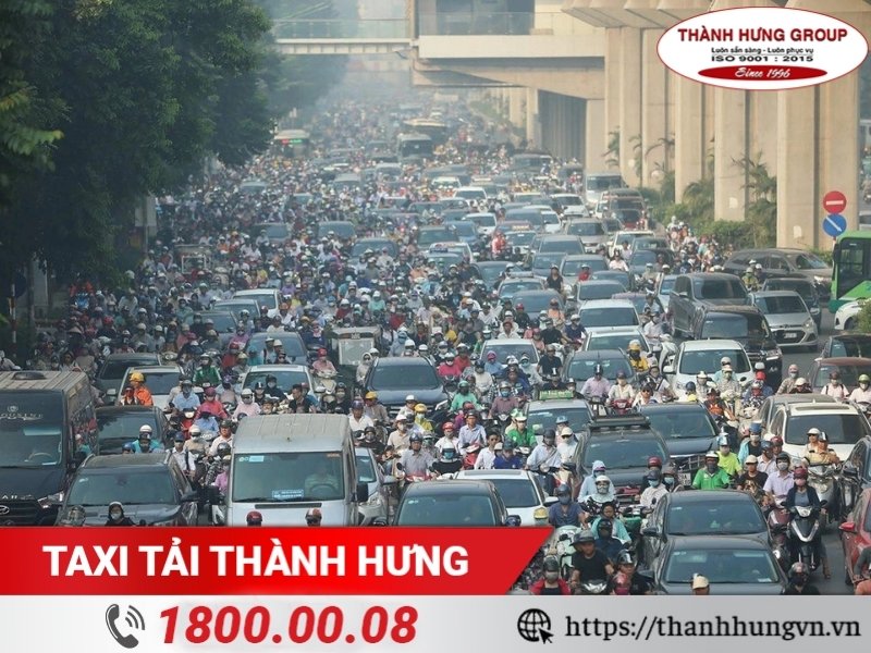 Ùn tắc giao thông giờ cao điểm là khó khăn khi chuyển văn phòng tại Hà Nội.