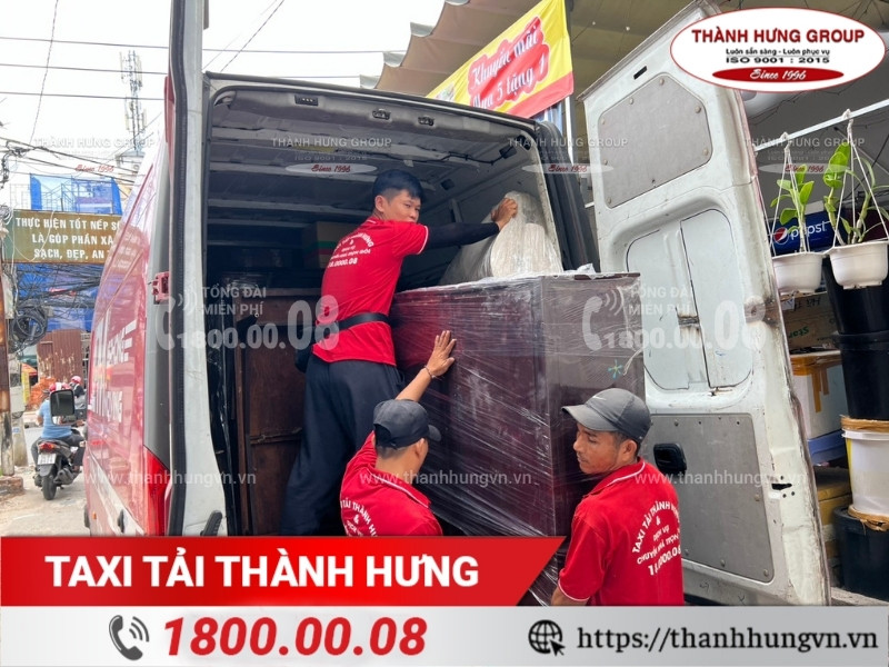 Xe tải Thành Hưng hỗ trợ khách hàng chuyển đồ cồng kềnh.