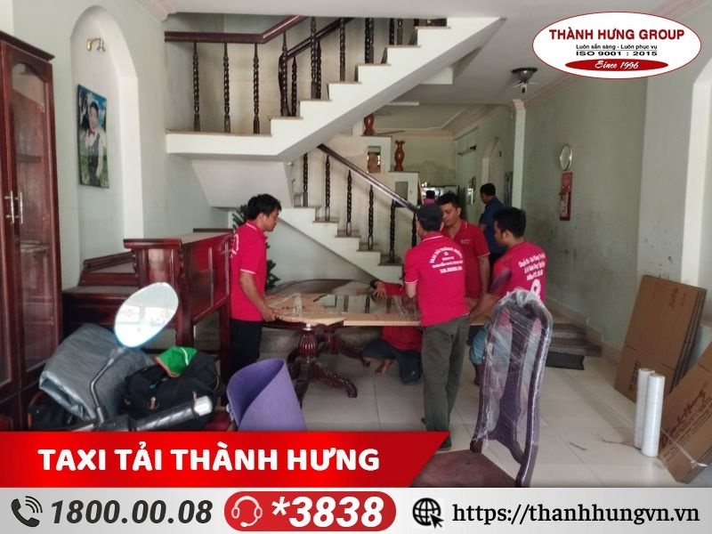 Khó khăn khi vận chuyển đồ đạc bằng cầu thang 