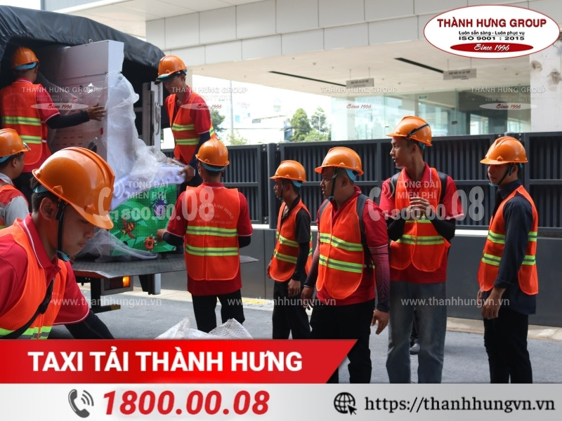 Hình ảnh nhân viên Thành Hưng tiến hành vận chuyển máy game vào TTTM