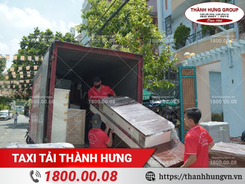 Vận chuyển đồ nội thất bằng xe tải Thành Hưng.