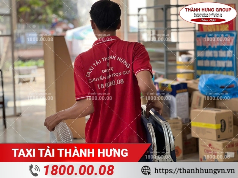 Nhân viên Thành Hưng vận chuyển ghế và quạt ra xe