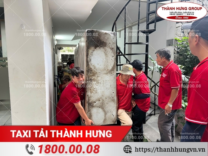 Nhân viên Thành Hưng vận chuyển kệ bếp cỡ lớn ra xe