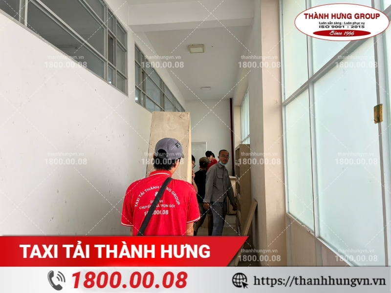 Nhân viên Thành Hưng vận chuyển kệ gỗ xuống tầng trệt