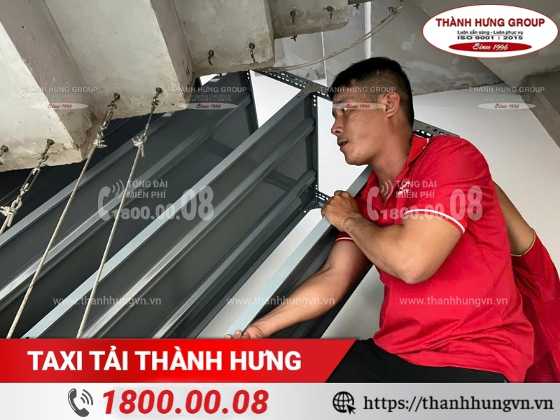 Vận chuyển kệ kho lưu trữ lên/ xuống cầu thang.