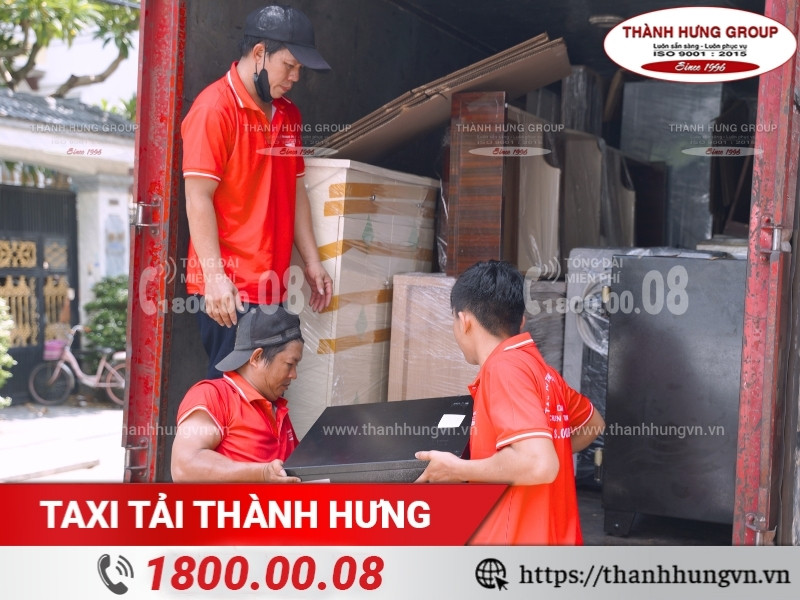 Xe tải thùng kín bảo quản két sắt an toàn khi di chuyển.