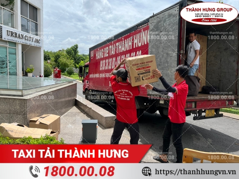 Xe tải thùng kín vận chuyển máy photocopy.