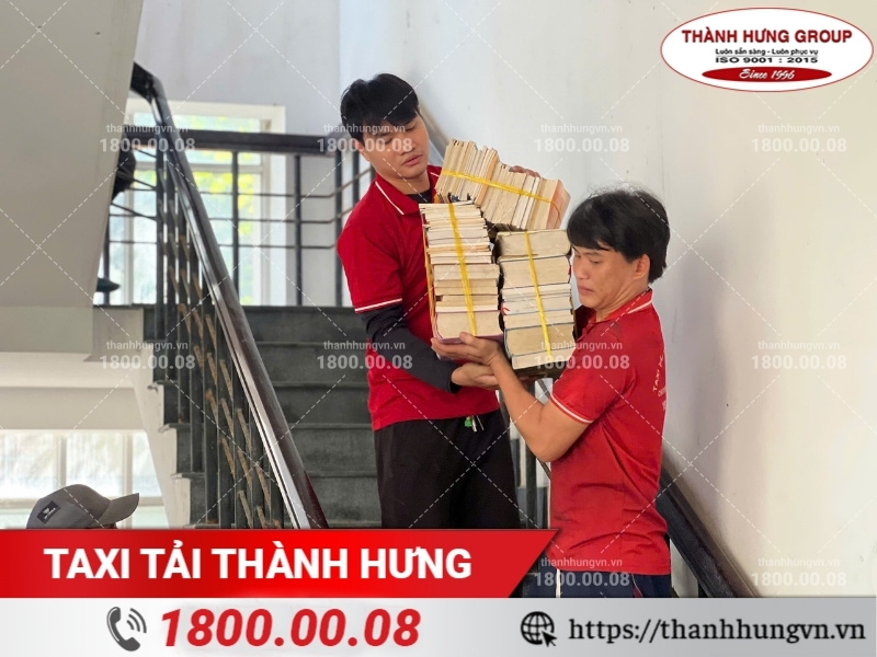 Nhân viên Thành Hưng vận chuyển sách xuống tầng trệt