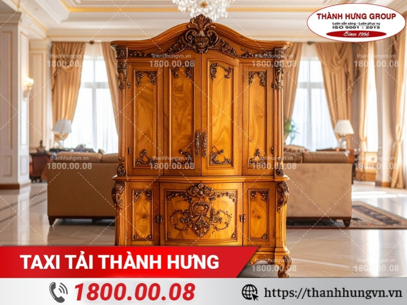 Tủ gỗ cổ được nhân viên Thành Hưng tháo rời và vận chuyển cẩn thận.