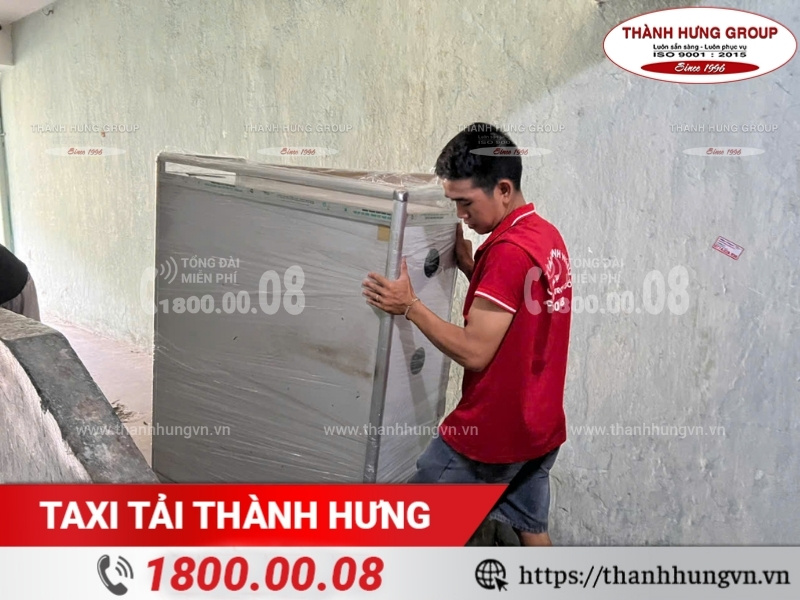 Vận chuyển tủ nhôm kính đòi hỏi sự tỉ mỉ tối đa để đảm bảo an toàn cho cả người và tài sản.