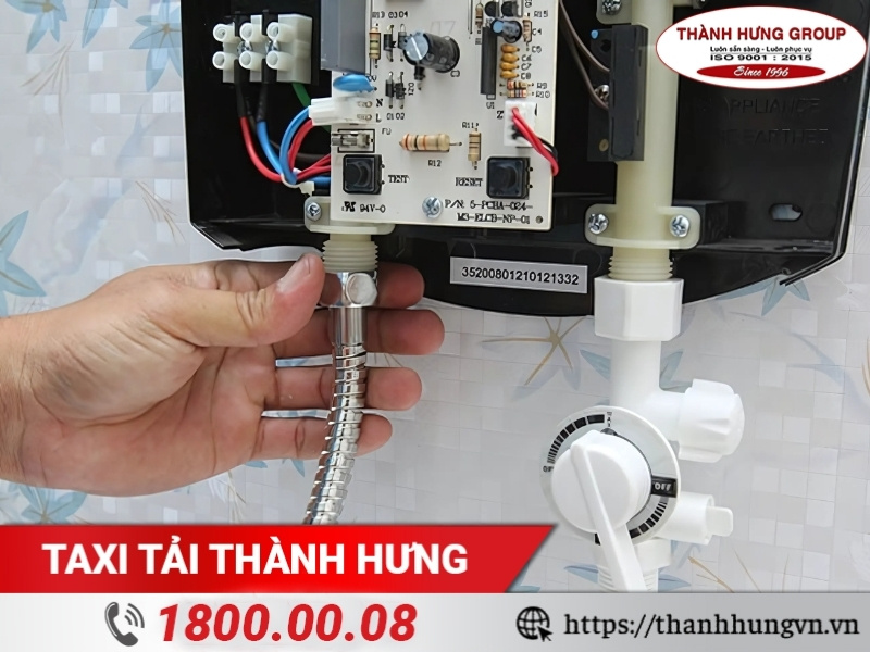 Tháo lắp và vận chuyển máy nước nóng đúng cách để đảm bảo an toàn cho thiết bị và người sử dụng.