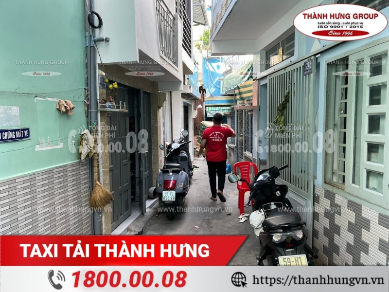 Xe ba gác được sử dụng để trung chuyển đồ đạc từ hầm chung cư hoặc từ nhà trong ngõ ra đầu hẻm.