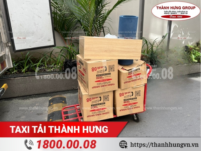 Xe đẩy hàng đa năng di chuyển đồ.